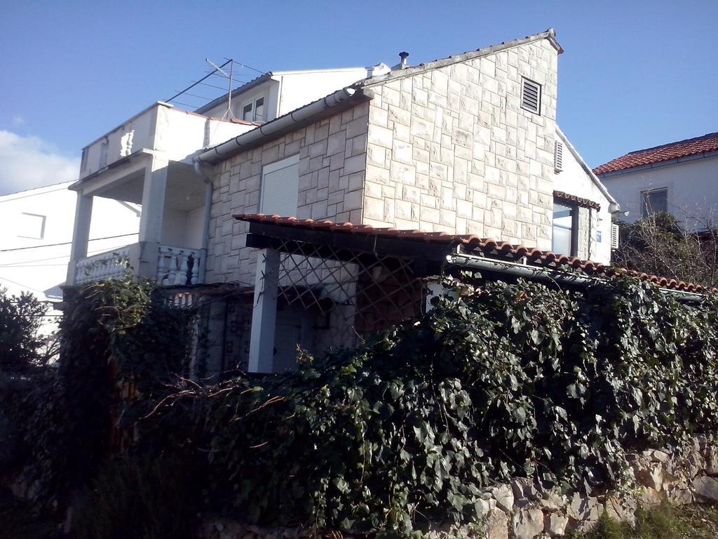 Apartment Ma'Re Supetar Exteriör bild