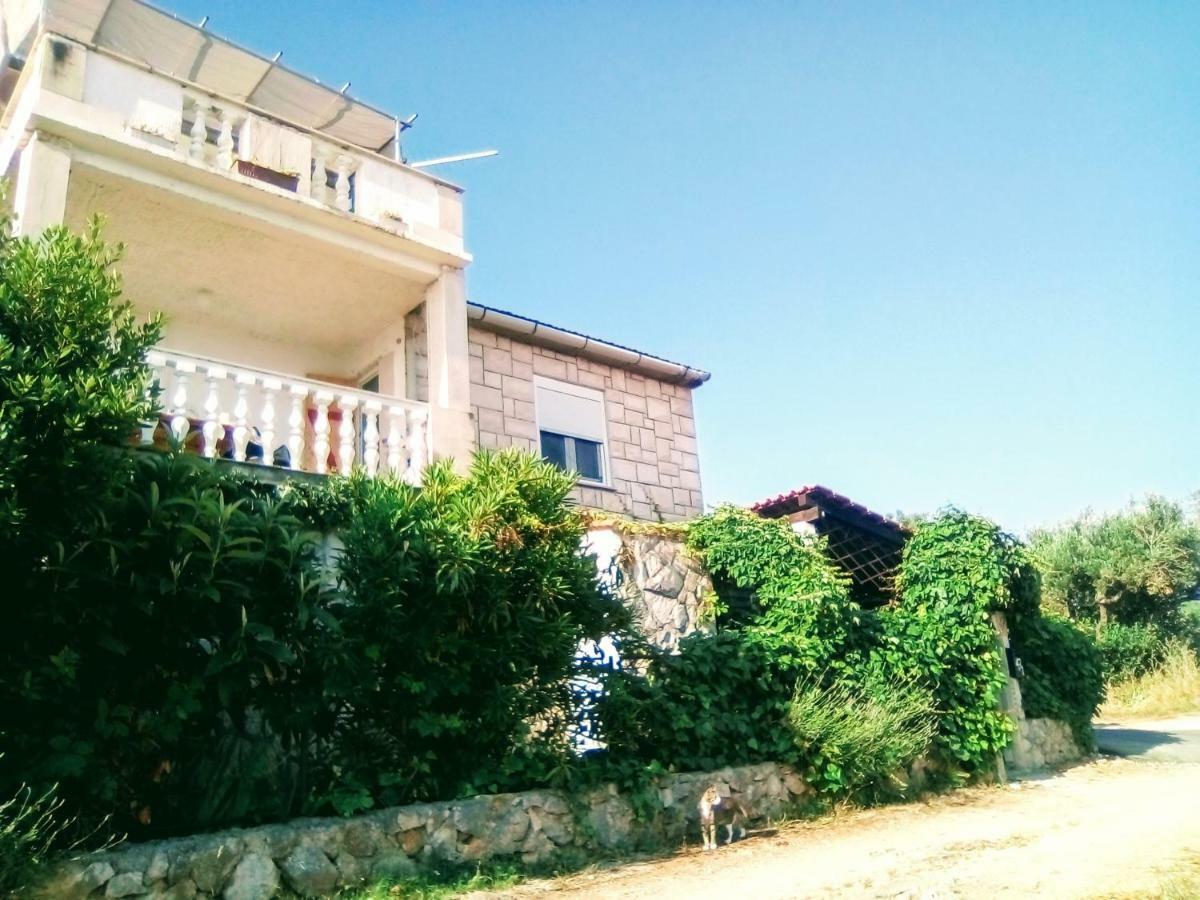 Apartment Ma'Re Supetar Exteriör bild